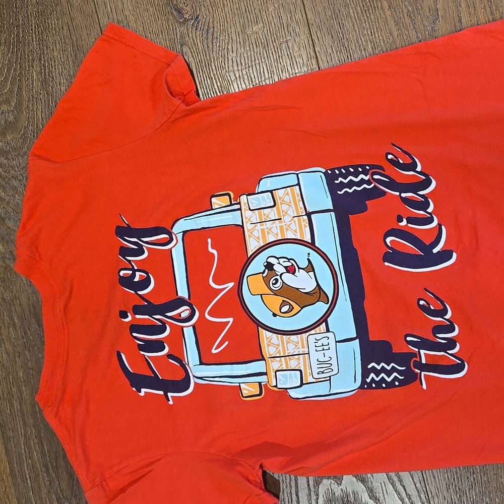 BUCEES ENJOY THE RIDE GRAPHIC TSHIRT. . SIZE SMALL.  #7616